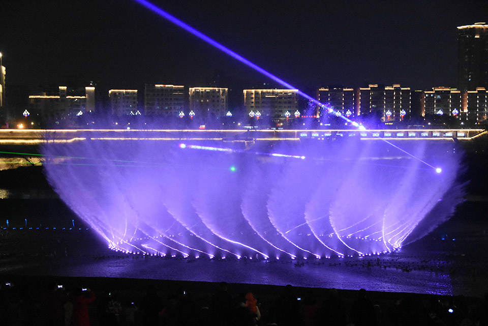 199米 全国最高水上音乐喷泉在四川南充精彩上演